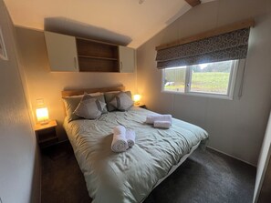 Iron/ironing board, WiFi, bed sheets - Cosy lakeside retreat w/ fireplace (Bowness-on-Windermere)