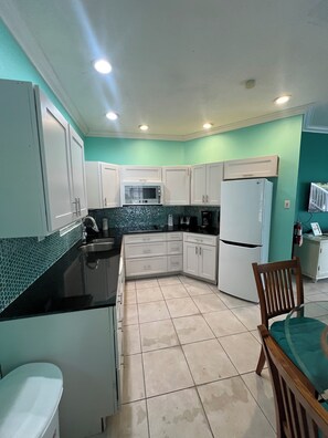 Mikrobølgeovn, ovn, kogeplade, opvaskemaskine