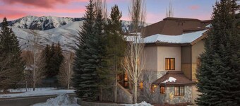 Abode at Elkhorn Village, hot tub, steps to skiing