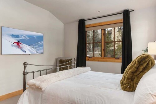 Abode at Elkhorn Village, hot tub, steps to skiing
