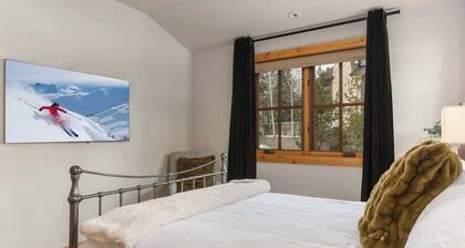 Abode at Elkhorn Village, hot tub, steps to skiing