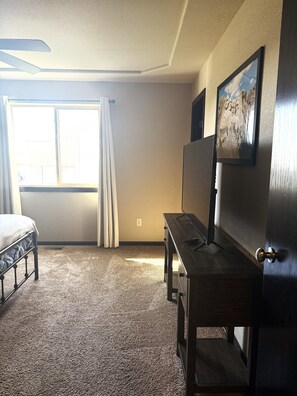 Tabla de planchar con plancha, wifi y ropa de cama 