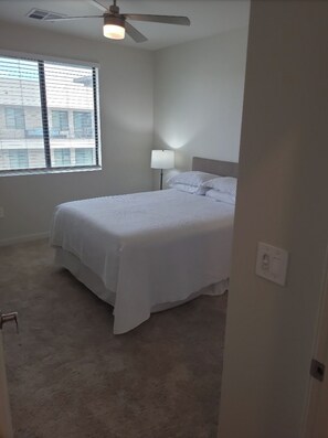 Een strijkplank/strijkijzer, wifi, beddengoed