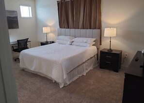 Tabla de planchar con plancha, wifi y ropa de cama 