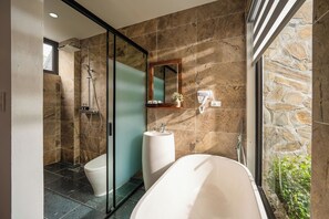 Quarto casal luxo, vista para a piscina | Banheiro | Produtos de toalete grátis, secador de cabelo, bidê, toalhas de banho