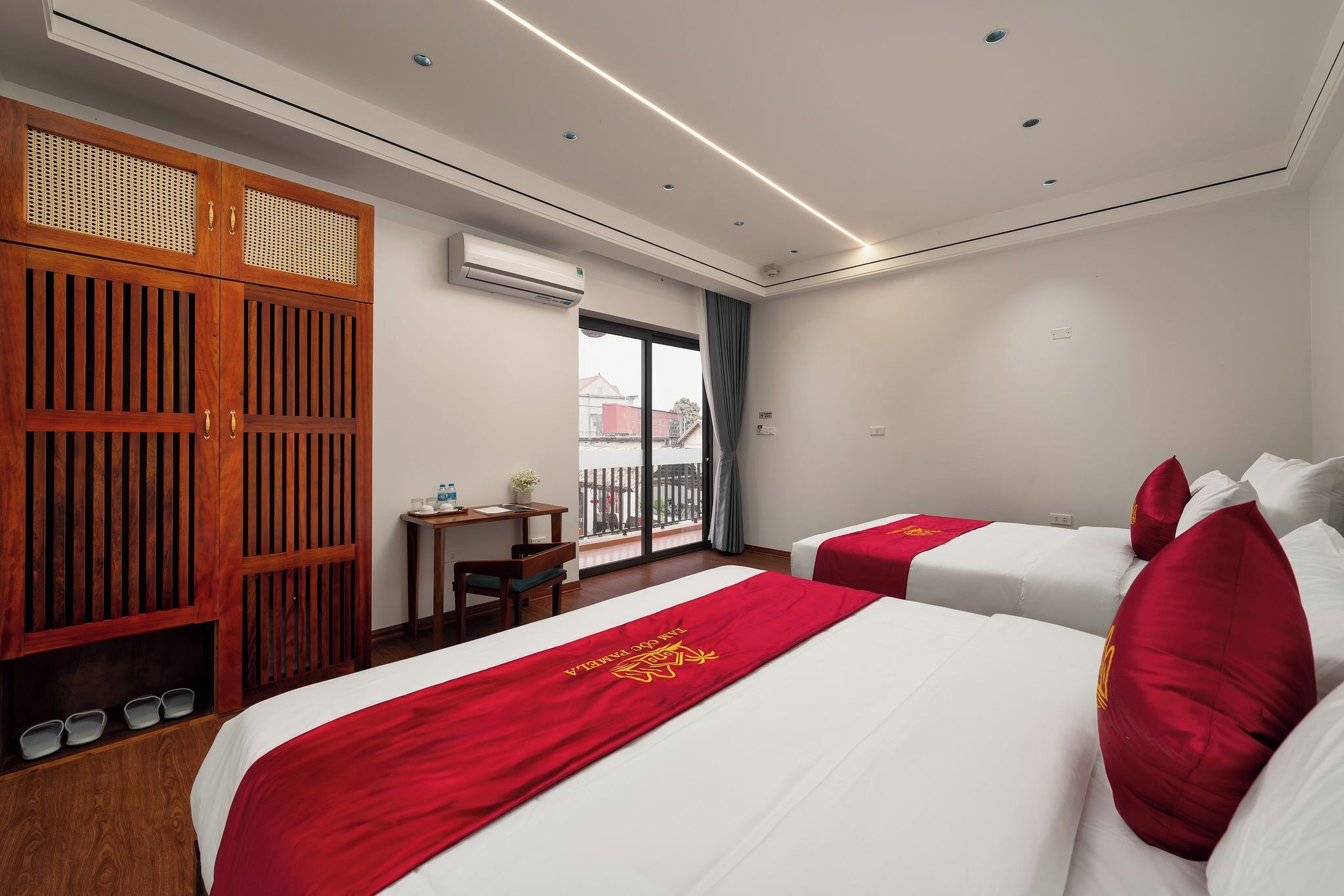 Family Room | Minibar, desk, laptop workspace, free WiFi