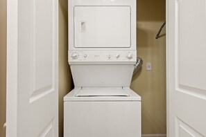 Interior - LuxuryGrndFloorCornerLakeViewPoolGolfFishBoatParks (Santee)