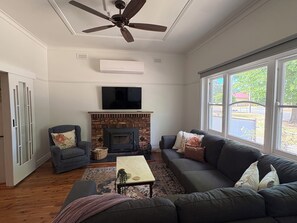 Living area - Myrtle & Bloom Cottage (Myrtleford)