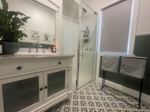 Bathroom - Myrtle & Bloom Cottage (Myrtleford)