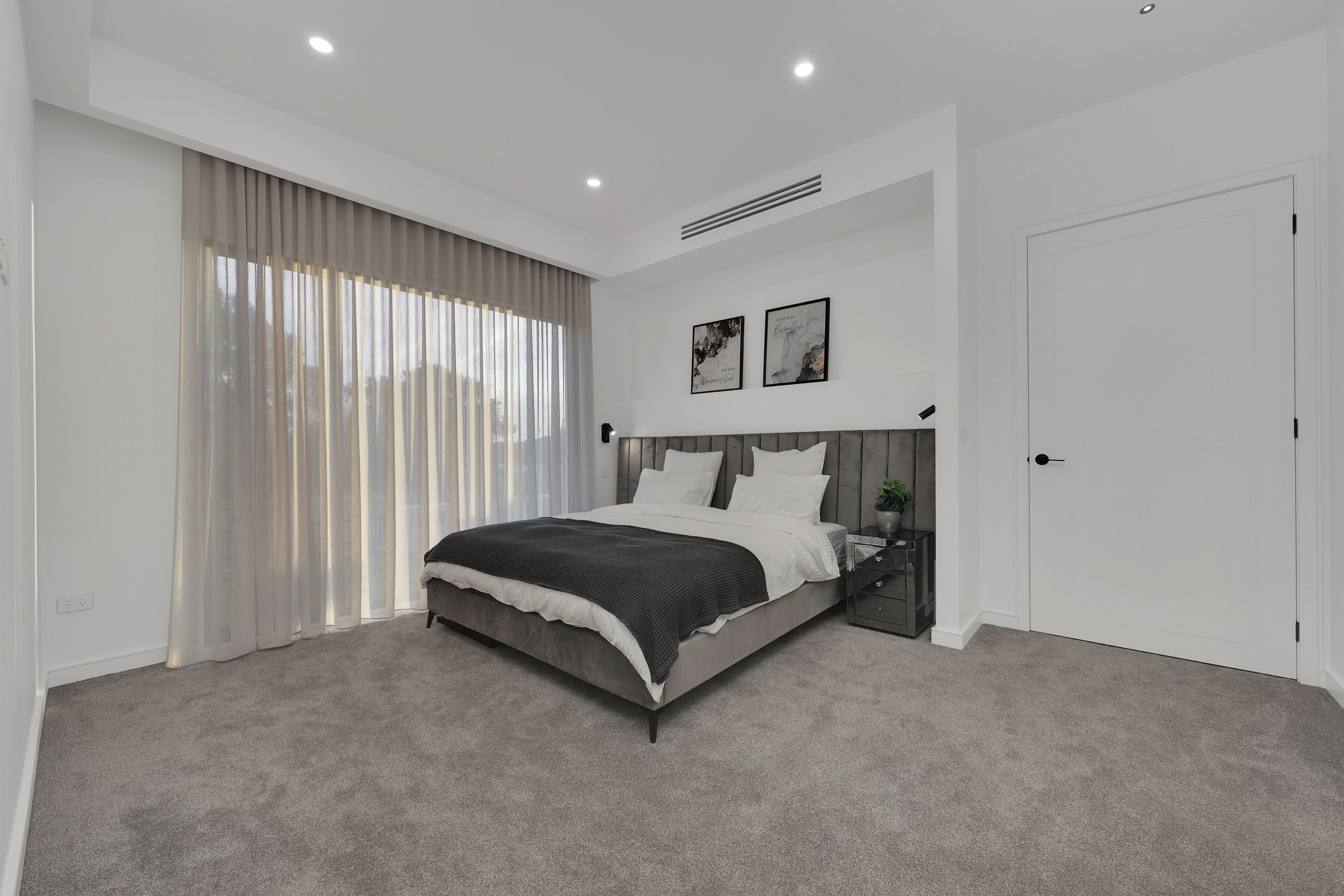 5 bedrooms, WiFi, bed sheets, wheelchair access