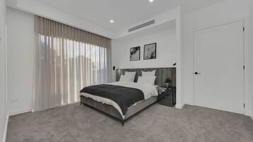 5 bedrooms, WiFi, bed sheets, wheelchair access