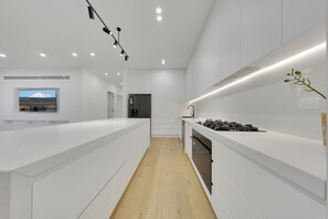 Private kitchen - Enjoy a Brand-New Modern Luxury Stay w/ Pool, Spa & Scenic Parkland Views! (Epping)