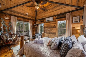 3 bedrooms, iron/ironing board, free WiFi, bed sheets - Bigfoot's Hideout - Treehouse, Arcade, Hot Tub (Blue Ridge)