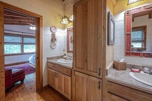 Suihku, hiustenkuivaaja, pyyhkeet