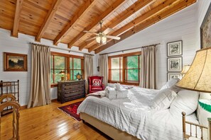 3 bedrooms, iron/ironing board, free WiFi, bed sheets - Riverbend Lodge - Riverfront | Screened Area w Outdoor Fireplace | Firepit (Ellijay)