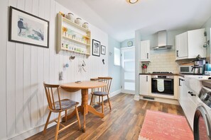 Fridge, microwave, oven, stovetop - Bright Maisonette Near Beach and University (Swansea)