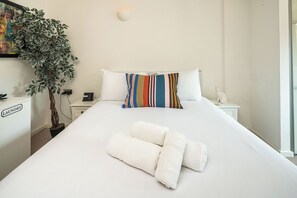Desk, iron/ironing board, WiFi, bed sheets - Cozy 1BR Flat for 2 in Central West London. (London)