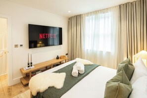 Iron/ironing board, WiFi, bed sheets - Bright 3BR Loft Apartment with Balcony in London (London)