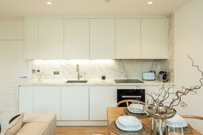 Fridge, microwave, oven, stovetop - Bright 3BR Loft Apartment with Balcony in London (London)