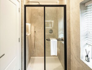 Hair dryer, towels - Bright 3BR Loft Apartment with Balcony in London (London)