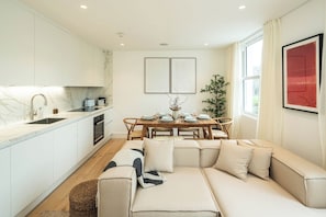 TV - Bright 3BR Loft Apartment with Balcony in London (London)