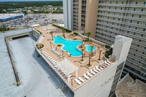 Una piscina al aire libre, una piscina climatizada