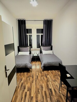 Tabla de planchar con plancha, wifi gratis y ropa de cama 