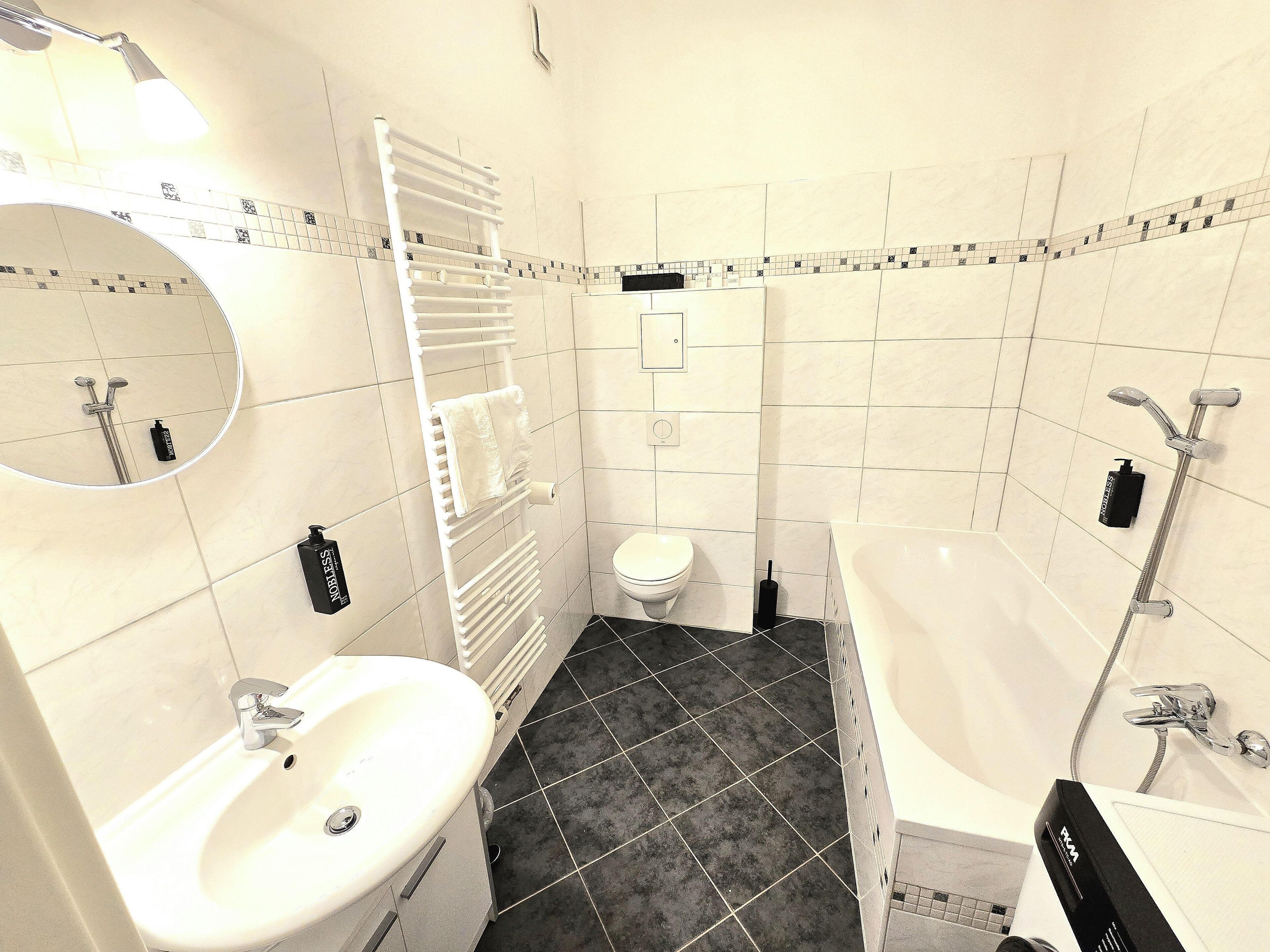 Haartrockner, Handtücher, Seife, Shampoo