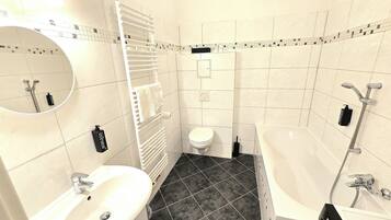 Haartrockner, Handtücher, Seife, Shampoo