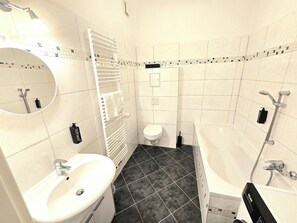 Secadora de cabello, toallas, jabón, shampoo 