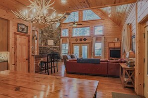 Smart-tv, eldstad och dvd-spelare