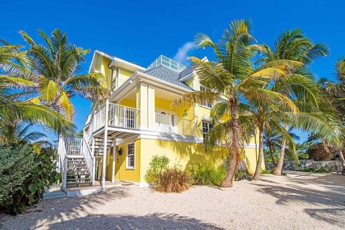 Cozy Corner ~Where Budget Meets Breathtaking Beach in a 1-bedroom studio with AC