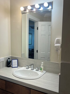 Bruser, hårtørrer, håndklæder, Sæbe