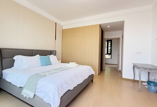 Lakefront 3BRM Holiday Villa in Kunming