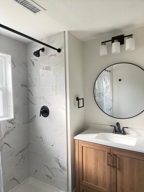 Haartrockner, Handtücher, Seife, Toilettenpapier