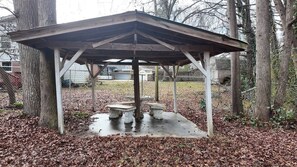 Property grounds - Spacious Private Basement Suite w/ Yard (Gastonia)