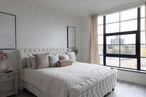 Tabla de planchar con plancha, wifi y ropa de cama 