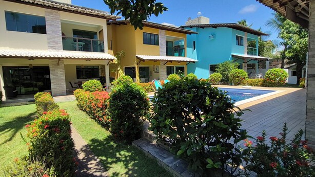 A residential area with a swimming pool, well-maintained gardens, and multi-story houses with balconies. - 15 suites in the center of Porto de Galinhas. Oasis on the most beautiful beach in Pernambuco. (Ipojuca)