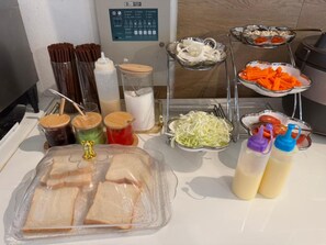 En buffet med forskellige retter og tilbehør.