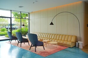 Ein stilvoller Lounge-Bereich mit einer Couch, Sesseln und einem Couchtisch.