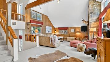 Een televisie en een open haard