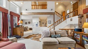 Een televisie en een open haard