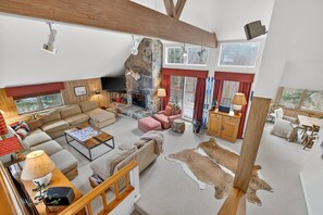 Televisión y chimenea 