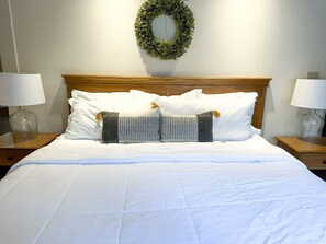 Escrivaninha, berço de viagem, Wi-Fi, roupa de cama