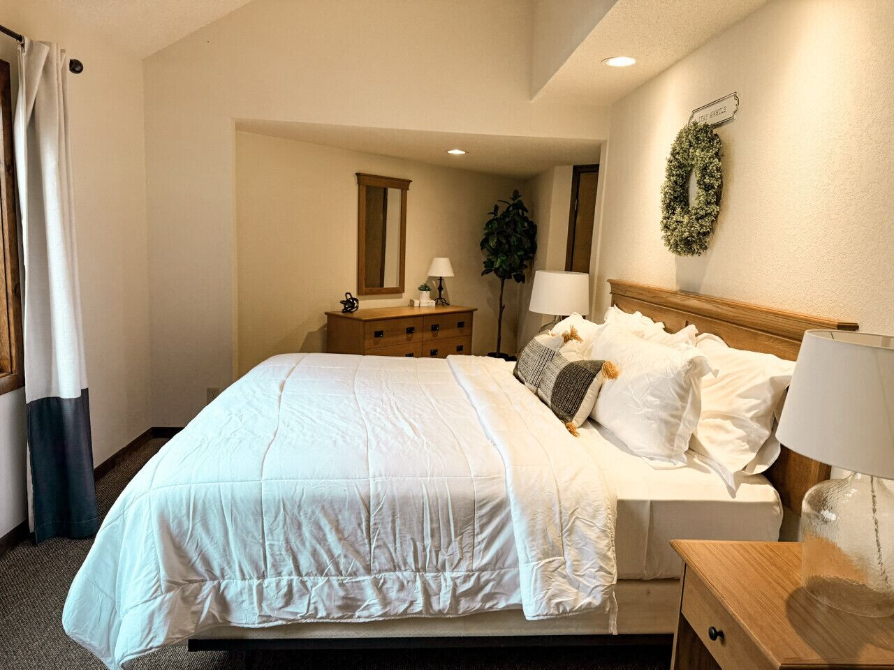 Bureau, lit parapluie, Wi-Fi, draps fournis