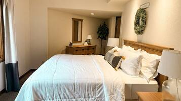 Bureau, lit parapluie, Wi-Fi, draps fournis