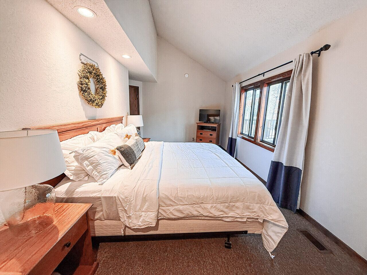 Een bureau, reisbedje, wifi, beddengoed