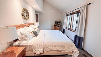 Een bureau, reisbedje, wifi, beddengoed