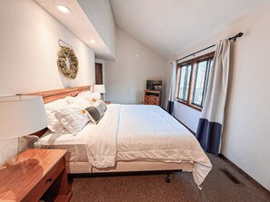 Desk, travel cot, WiFi, bed sheets - Sunbeam Shores 3BD/3BA/Pool/Firepit/Swim Dock-6PP (Osage Beach)