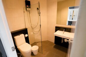 Une salle de bain équipée de toilettes, d’un bidet et d’une douche.